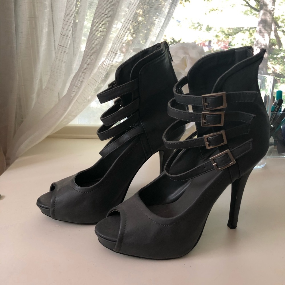 GREY patten leather pump